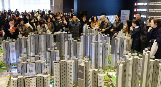 HDC현대산업개발의 올해 첫 분양단지인 대전아이파크시티가 1순위 청약에서 10만건 이상의 접수를 받으며 청약열풍을 이어갔다. 사진은 대전아이파크시티 견본주택을 방문한 방문객들의 모습. <HDC현대산업개발 제공>